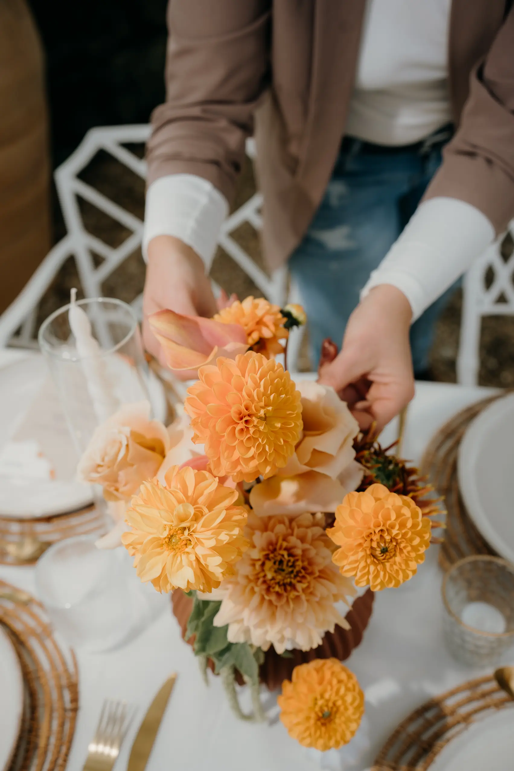 Nahaufnahme einer hochwertigen Blumendekoration in Apricot- und Orangetönen für eine stilvolle Hochzeit – Eventfloristik von RICH EVENTS in Franken