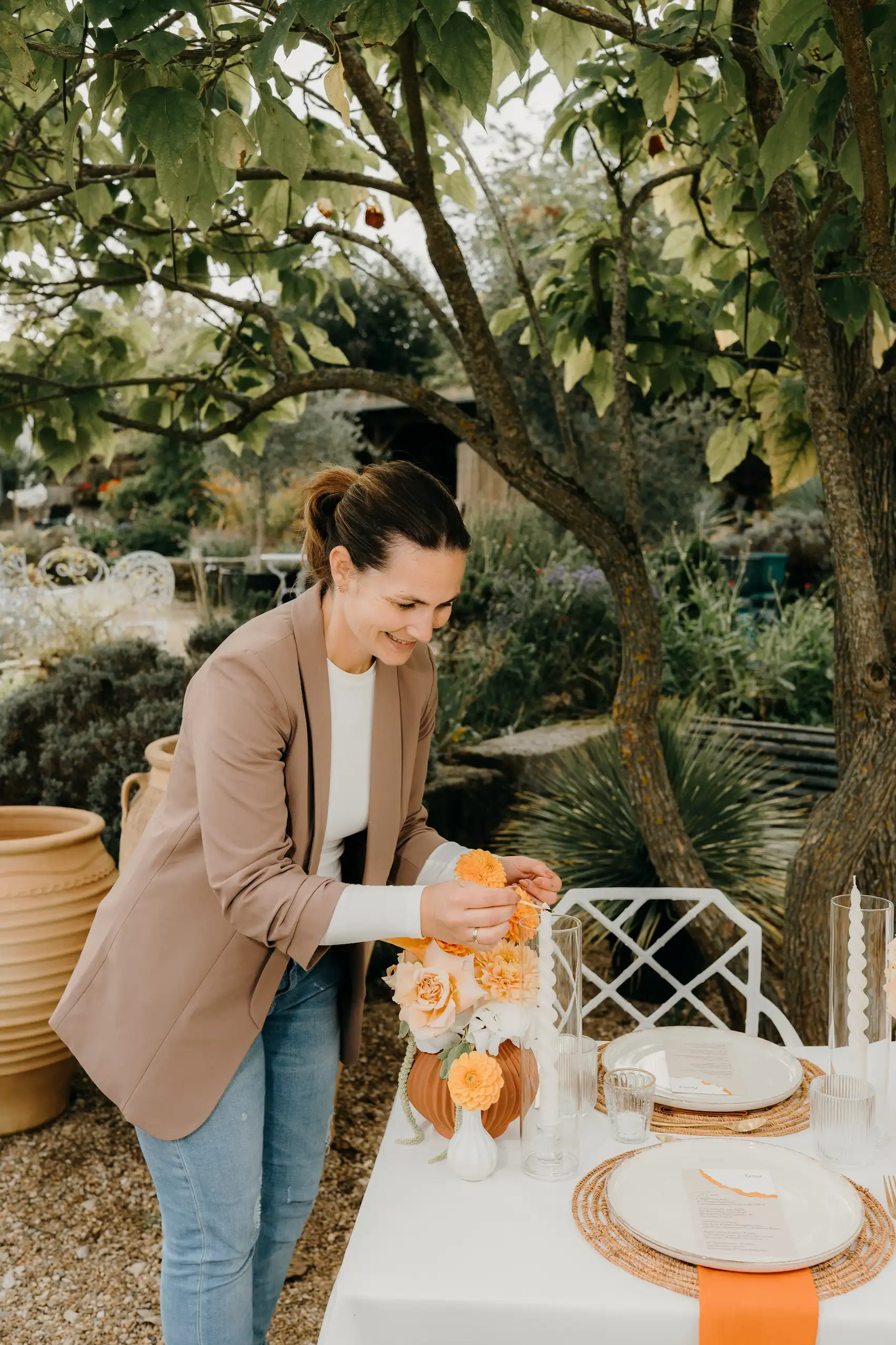 Eventdesignerin Marina von RICH EVENTS arrangiert hochwertige Hochzeitsfloristik und Tischdekoration für eine exklusive Hochzeit in Franken