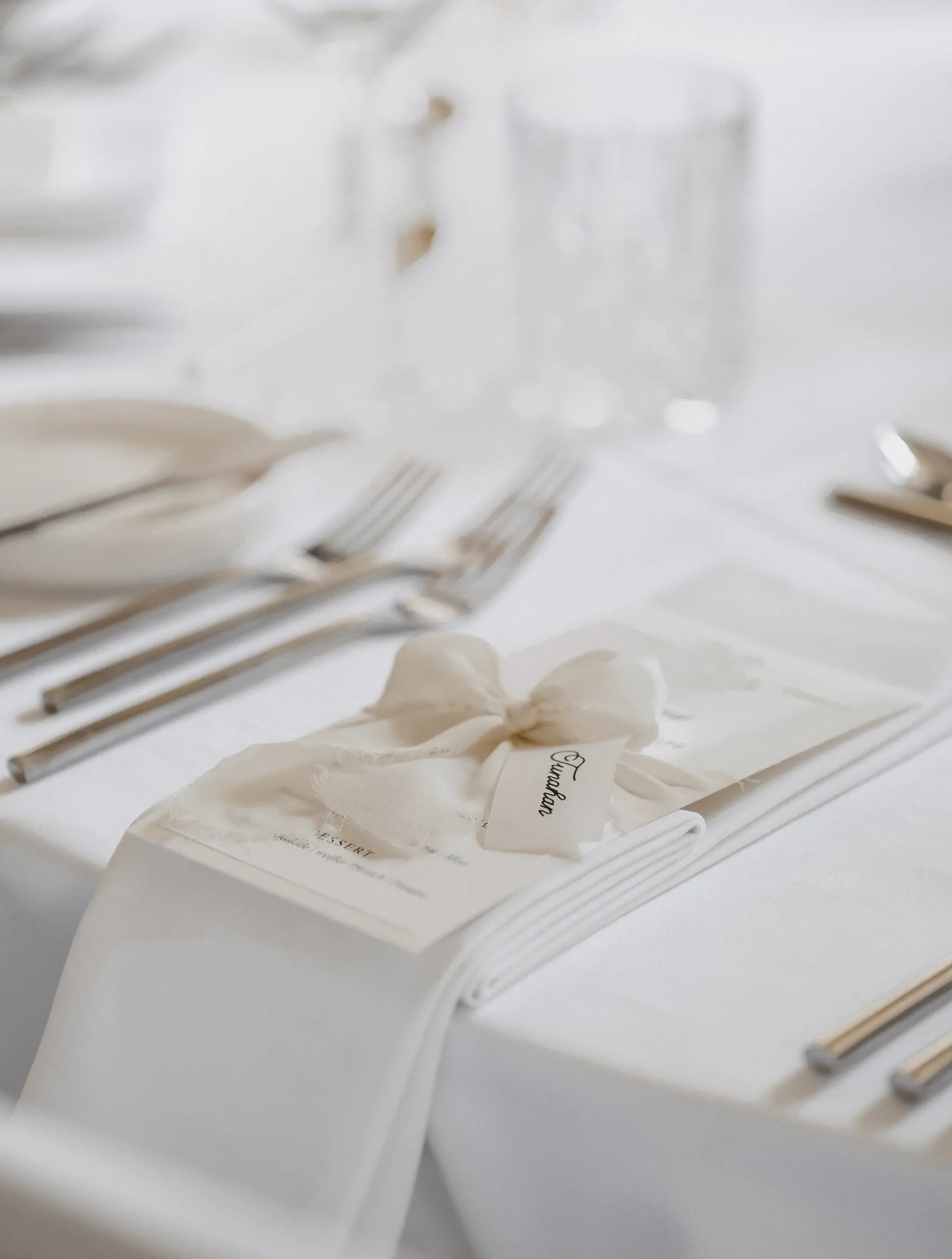 Modernes Hochzeitstischdesign und Eventgestaltung von RICH EVENTS