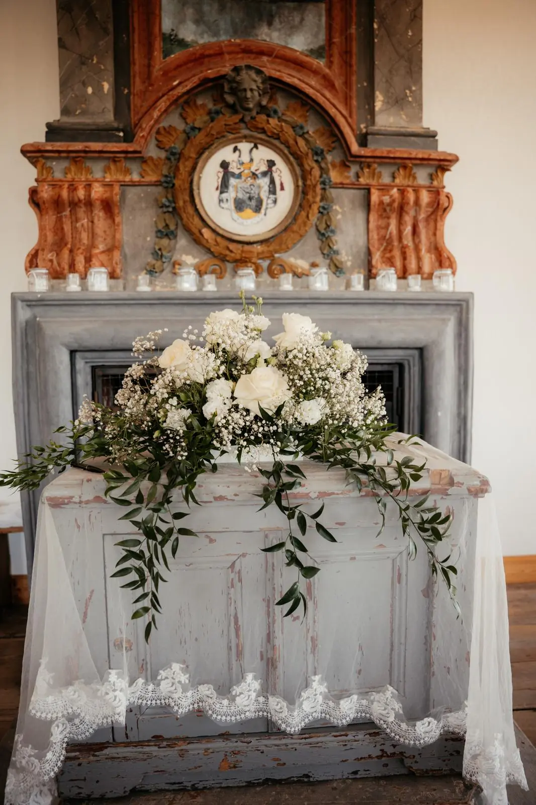 Blumengesteck auf Altar mit weißen Rosen Kapelle Schloss Hemhofen