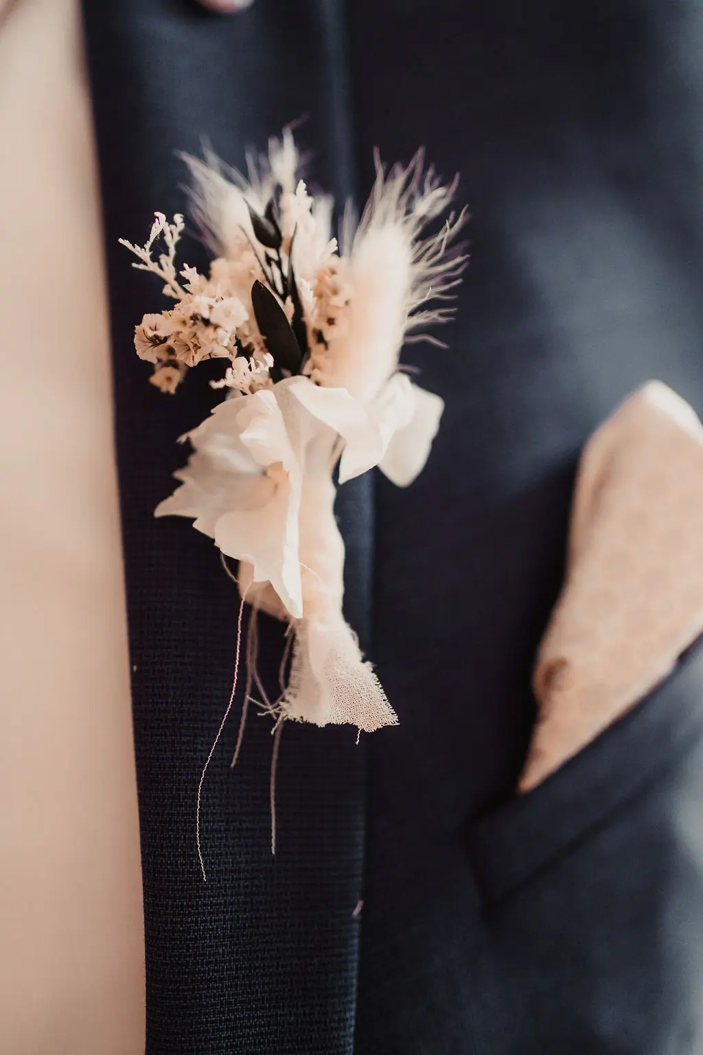 Anstecker für Bräutigam aus Trockenblumen