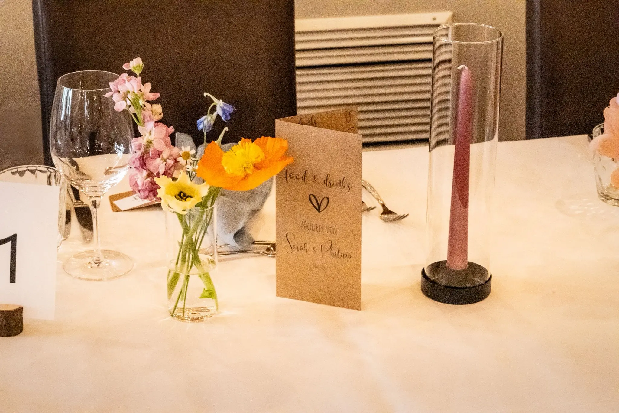 Blüten und Kerzen als Tischdekoration Colorful Wedding