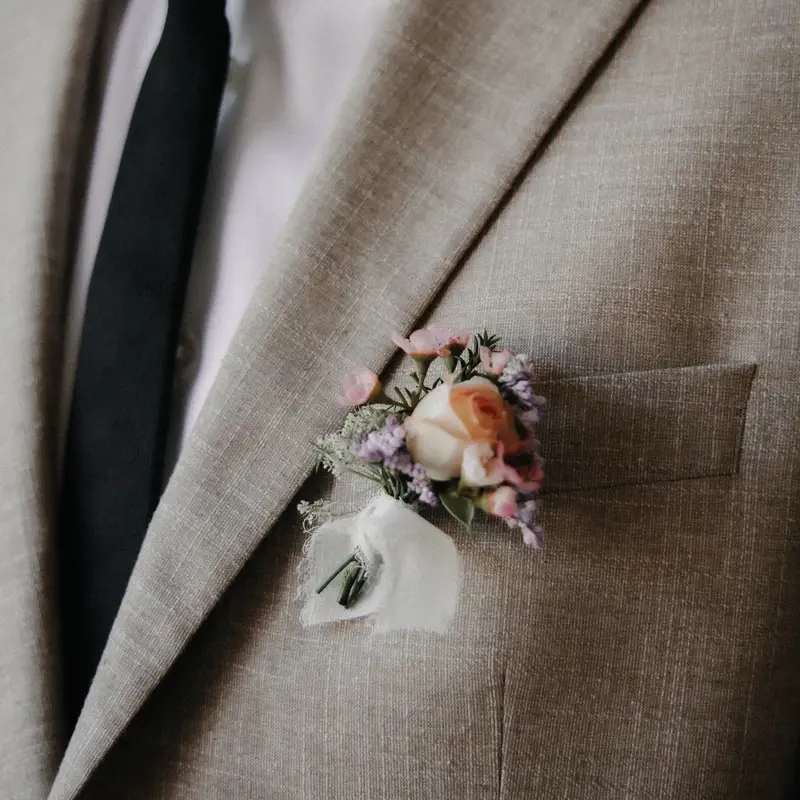 Blumendeko Wiesenblumen in der Scheune