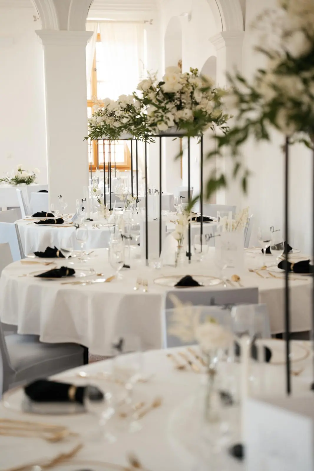 Traumhafte Blumengestecke im Festsaal mit weißen Rosen