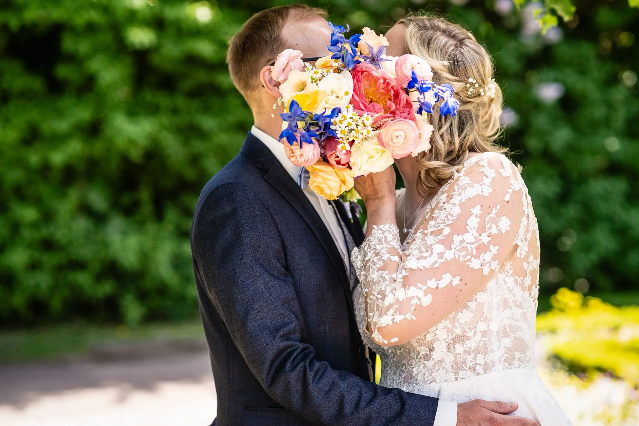 Brautpaar mit Brautstrauß Colorful Wedding Acantus