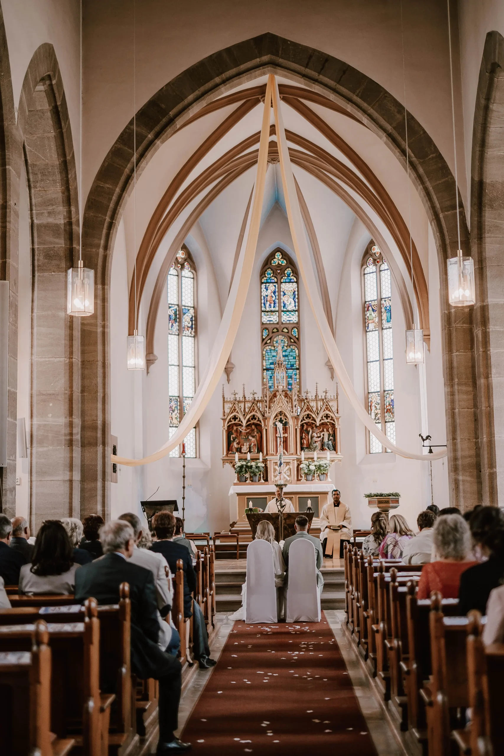 Brautpaar bei kirchlicher Trauung