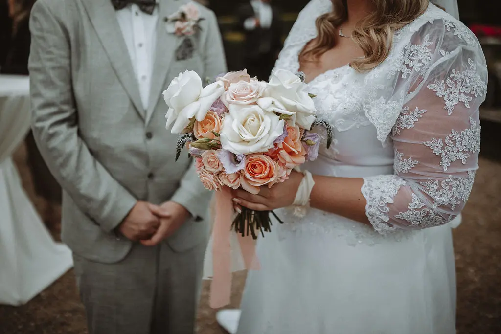 Brautstrauß in Pastelltönen mit Rosen auf Schloss Walkershofen