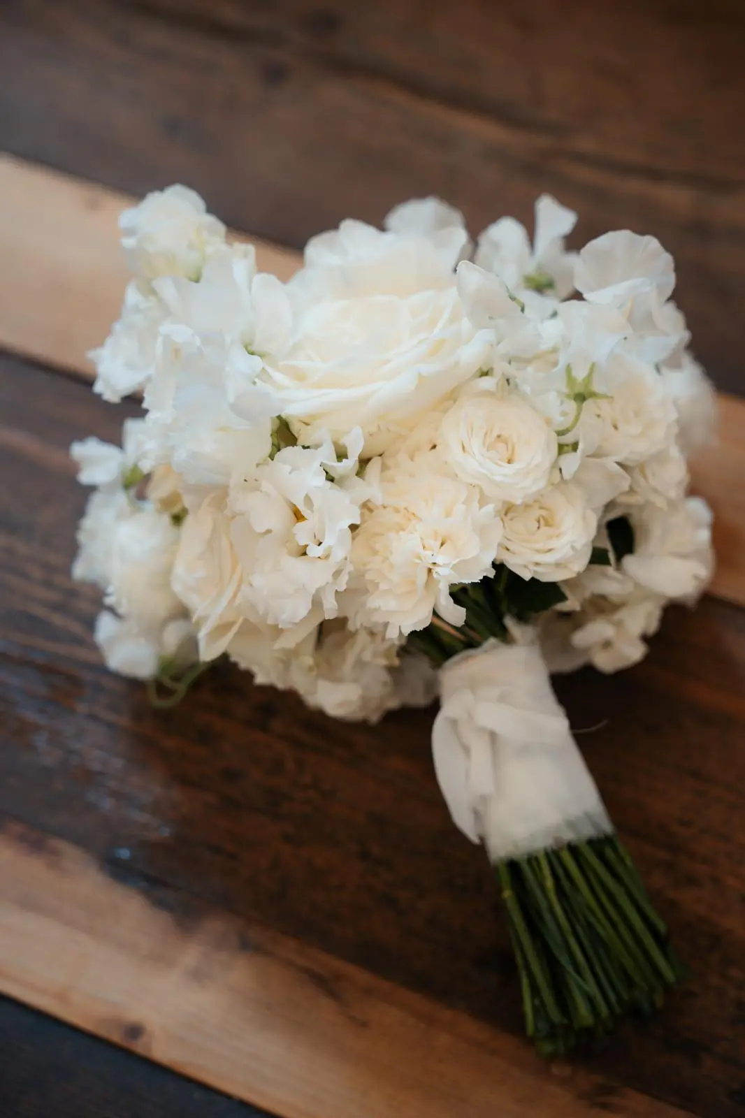 Eleganter weißer Brautstrauß von Dekorelli Wedding