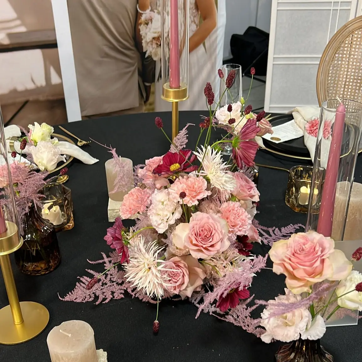 Floristik Berry Rosa am Messestand Dekorelli