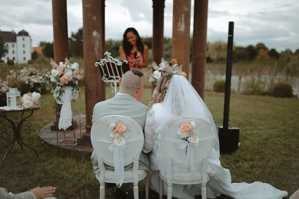 Freie Trauung Brautpaar auf Schloss Walkershofen im Bridgerton Stil