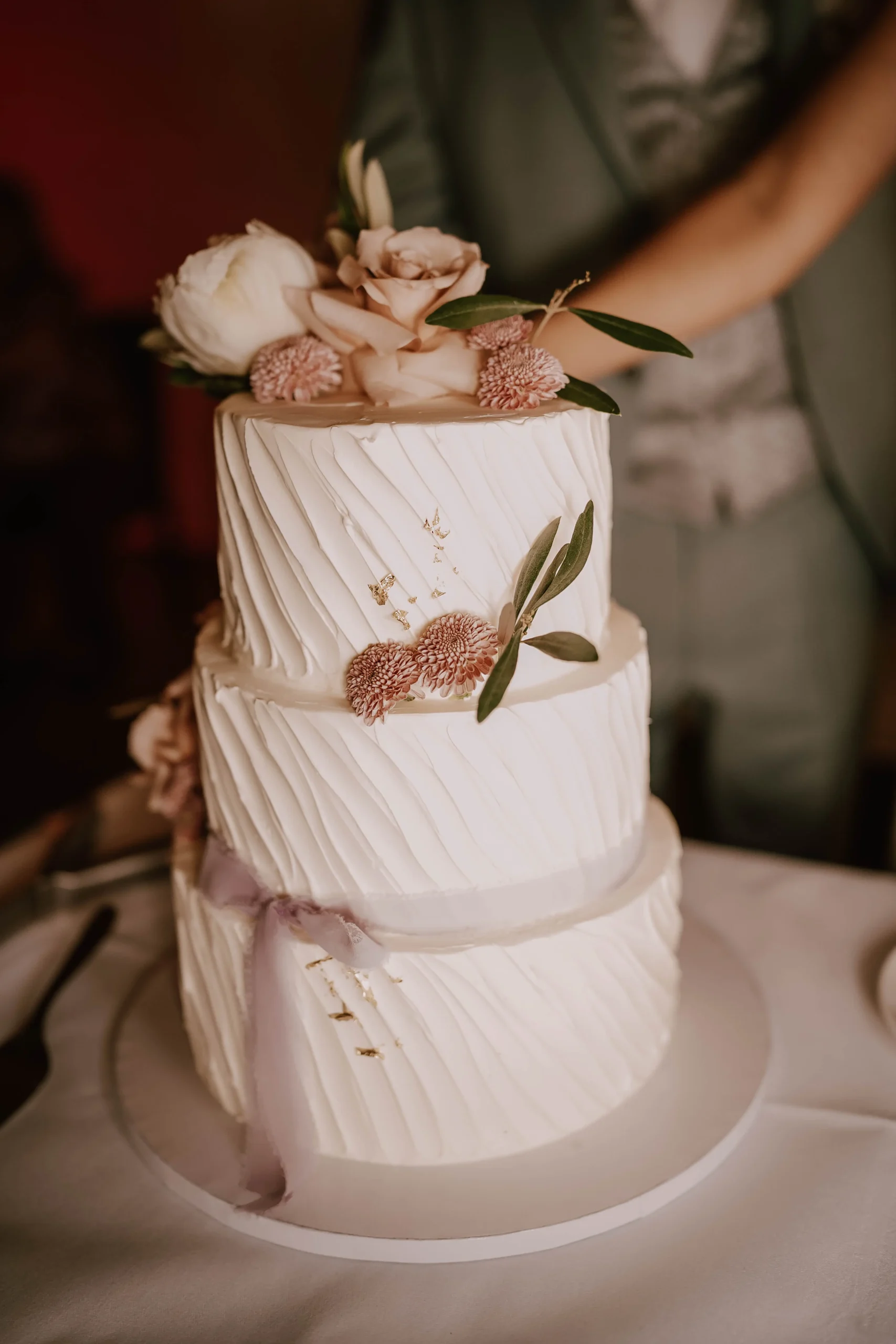 Weiße Hochzeitstorte mit Blumen Acantus Hotel