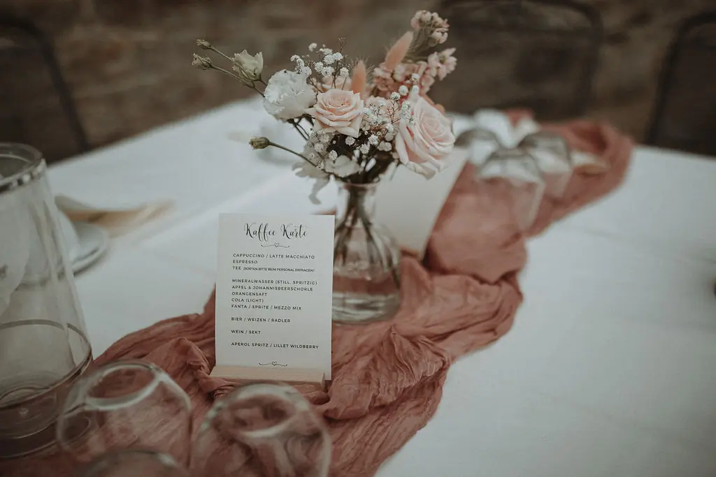 Kaffeekarte mit Tischdeko und Rosen in Pastell