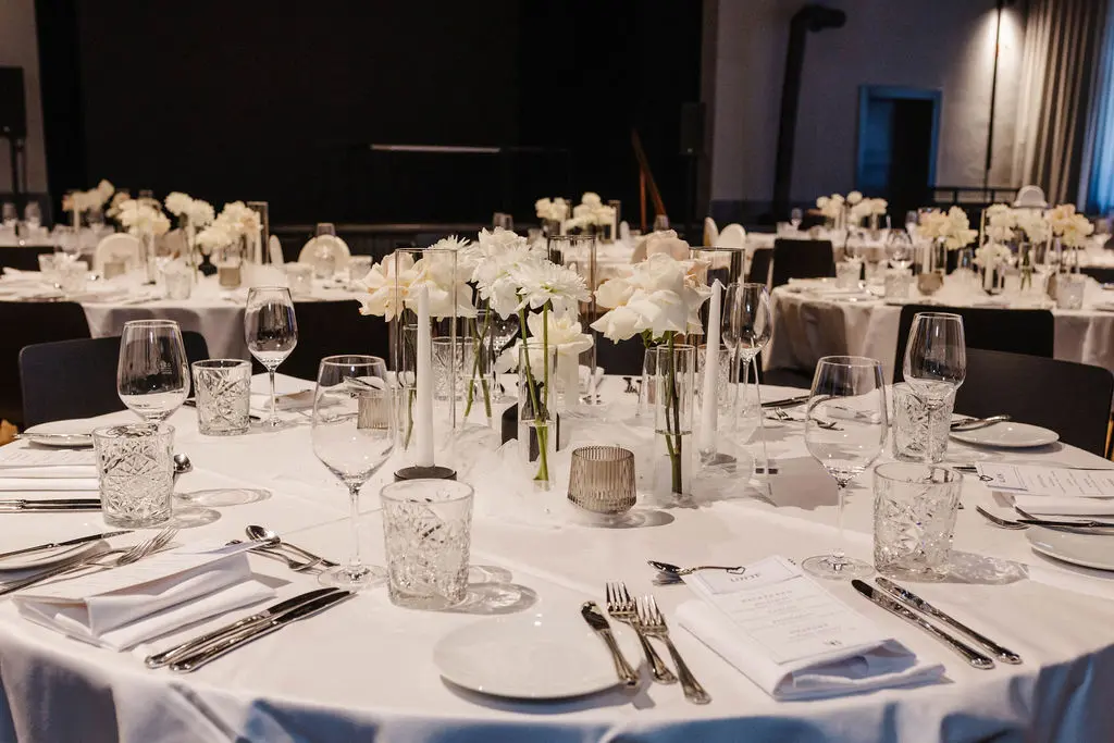 moderne Tischdekoration Elegantes Hochzeitskonzept mit moderner Floristik und stilvoller Tischdekoration von RICH EVENTS<br />