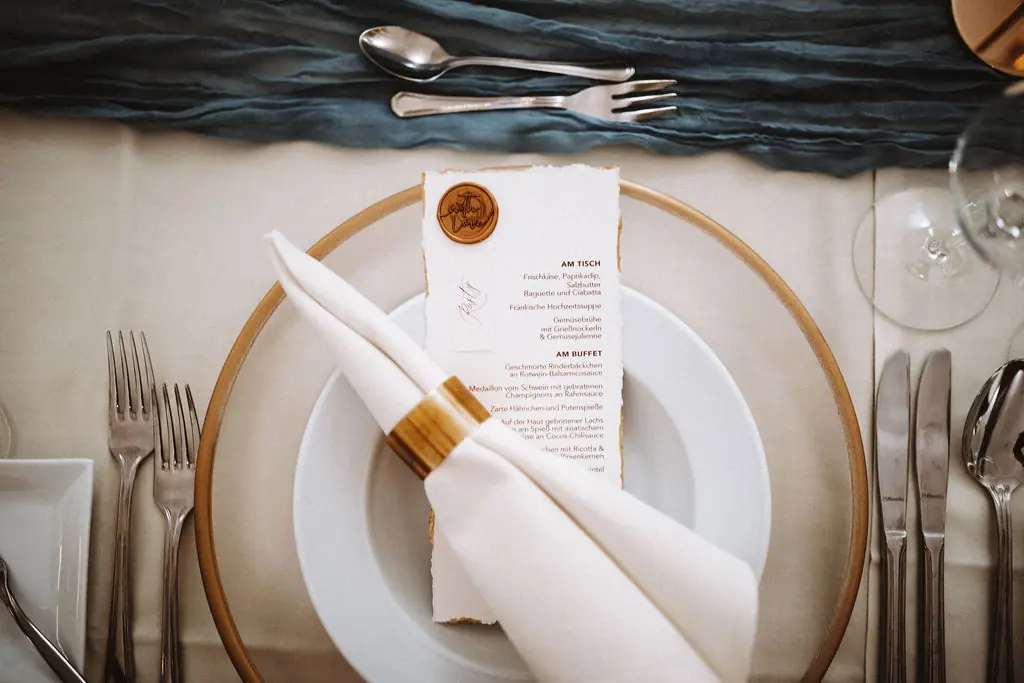 Platzteller mit Goldrand und Menükarte Hochzeitsdekoration