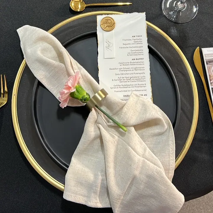 Platzteller Goldrand Messestand Hochzeitsdeko