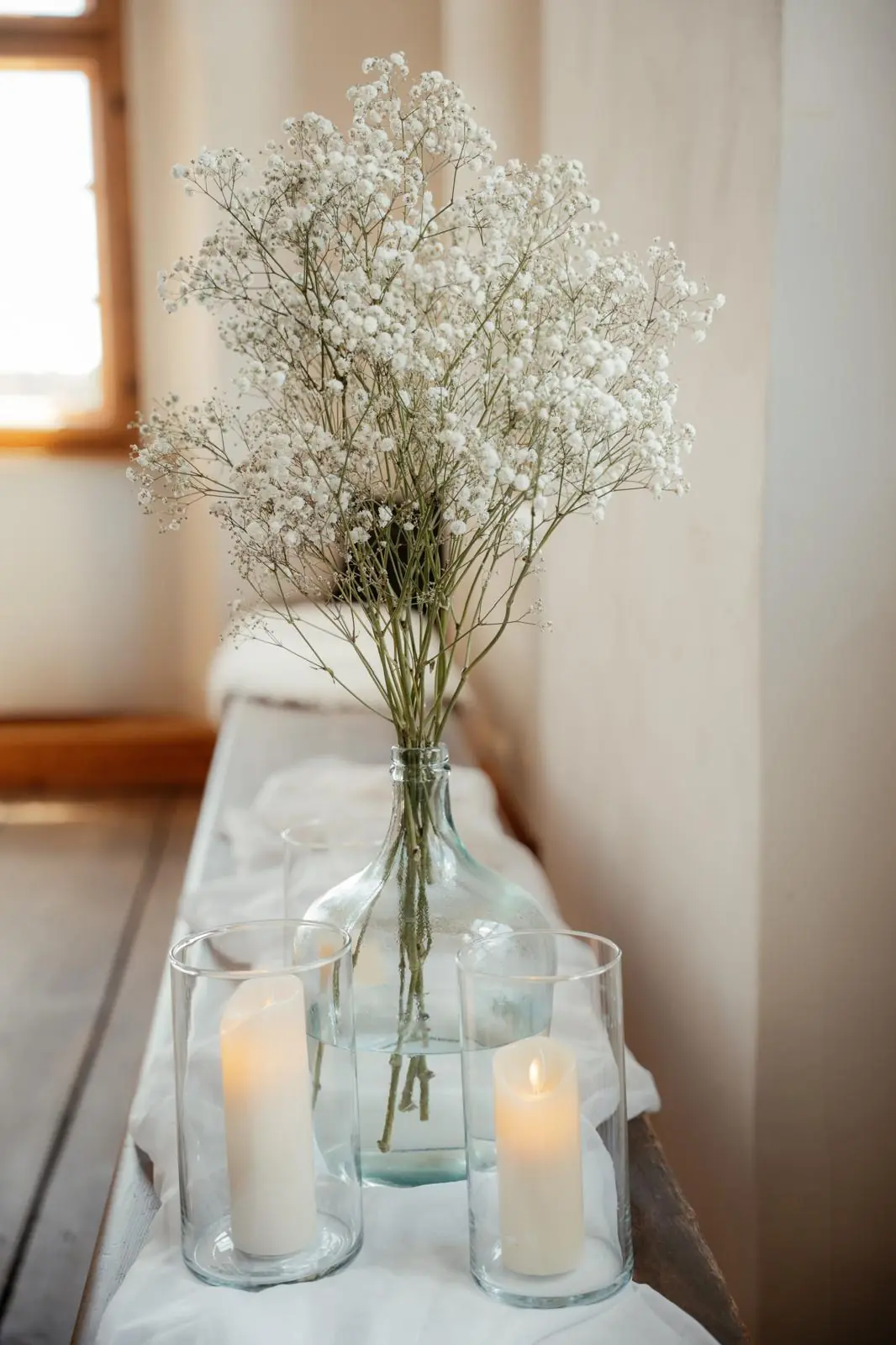 Schleierkrautstrauß mit Kerzen für romantische Dekoration