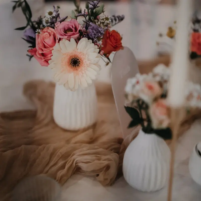Stuhldeko Blumen freie Trauung Sommer