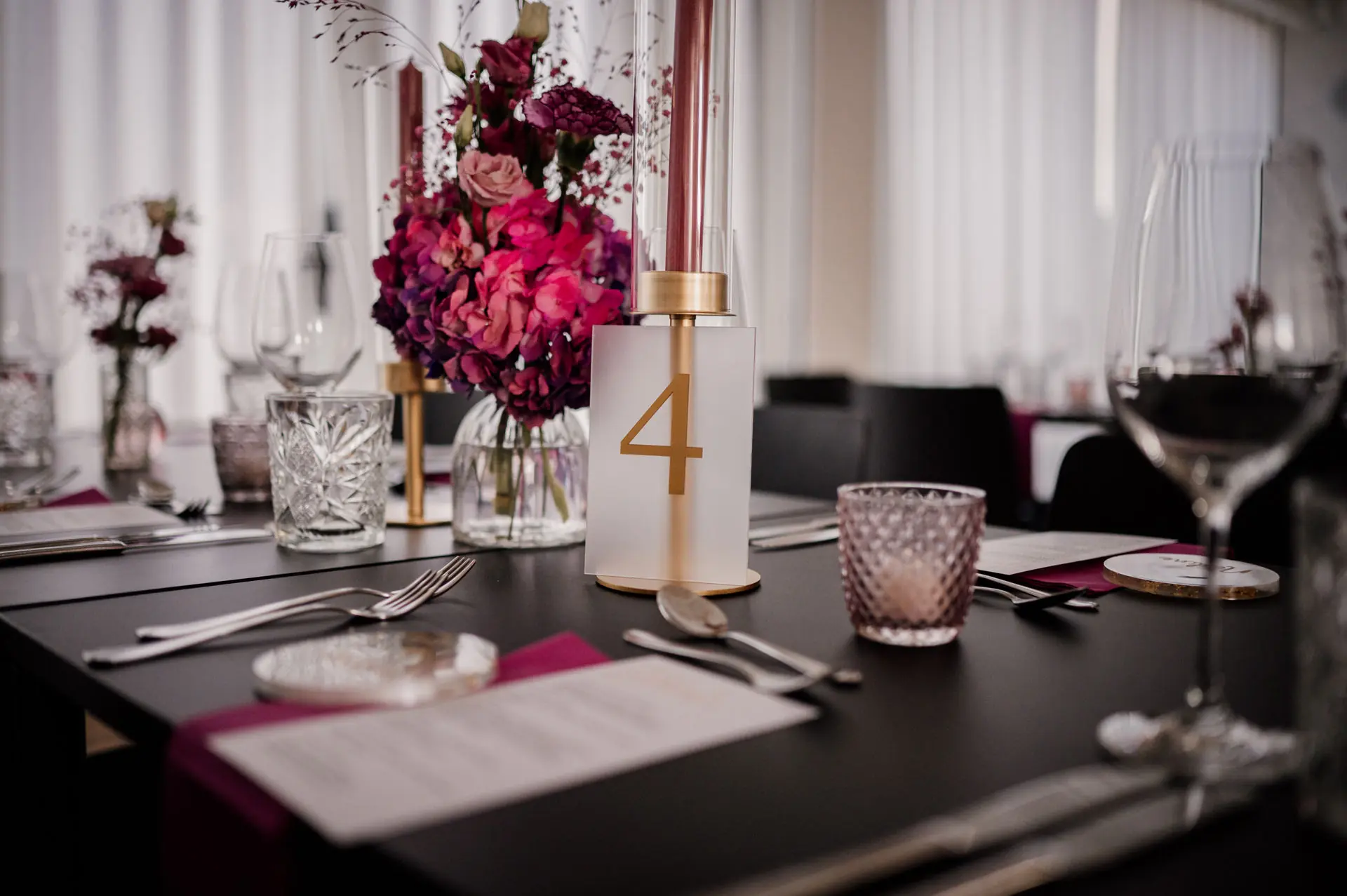 Tischdeko Detail Fuchsia Kerzen