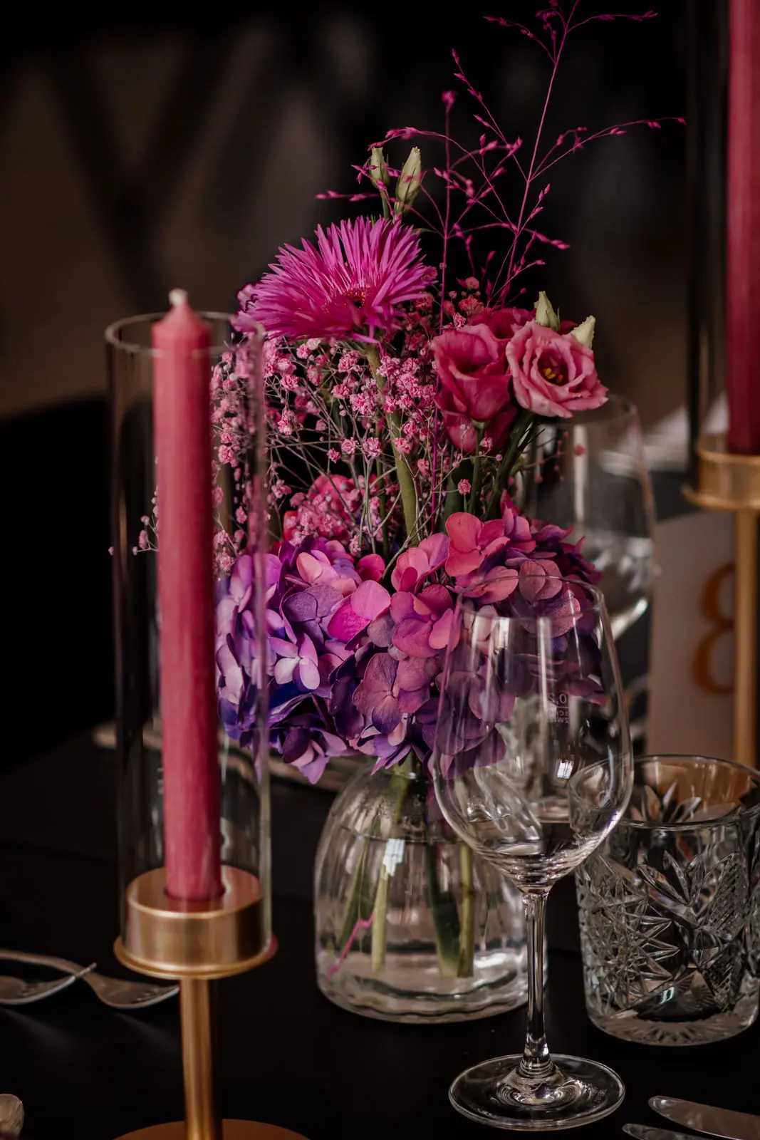 Tischdeko pinke Stabkerzen Goldhalter
