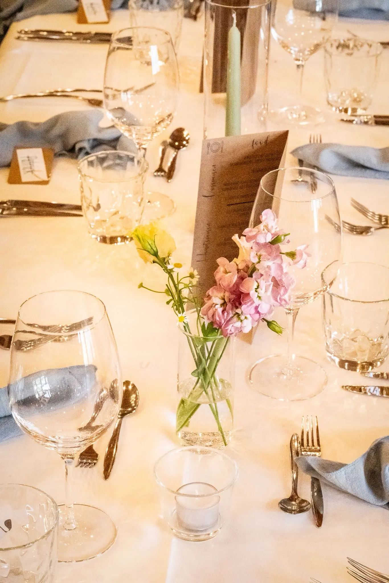 Tischdekoration bunt Acantus Hotel Eventscheune