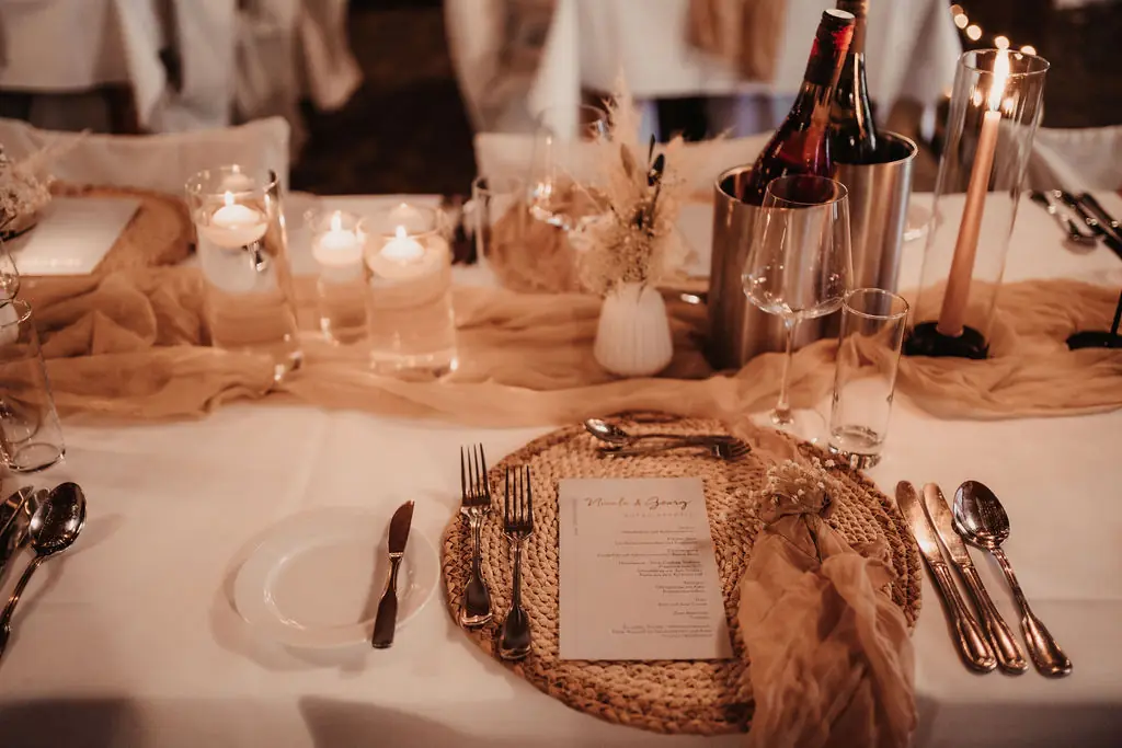 Tischdekoration mit Kerzen und Blumen Winzerhof Stahl