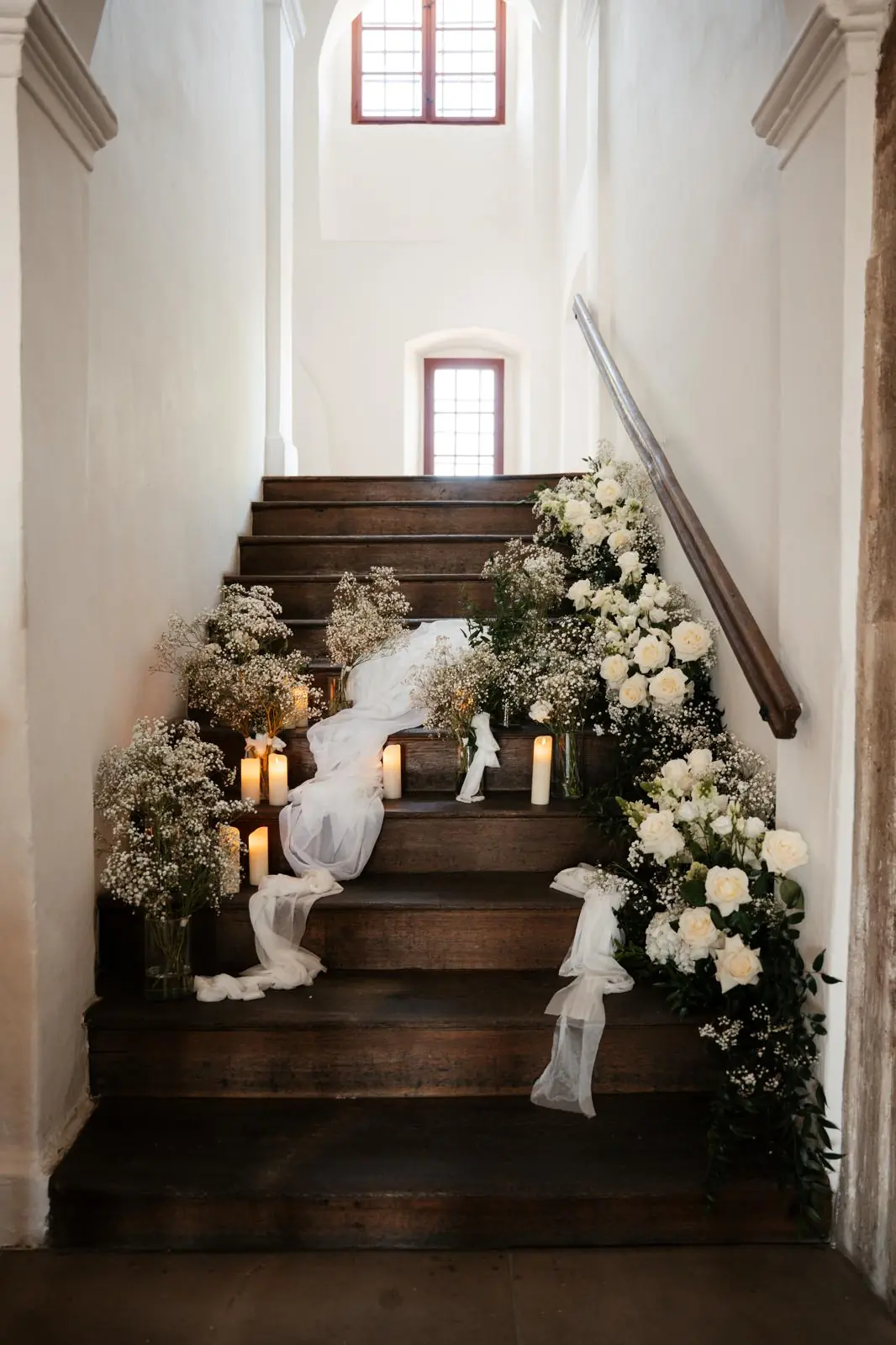 Elegante Hochzeitsdekoration auf Treppe mit Rosen Schleierkraut und Kerzen Schloss Hemhofen