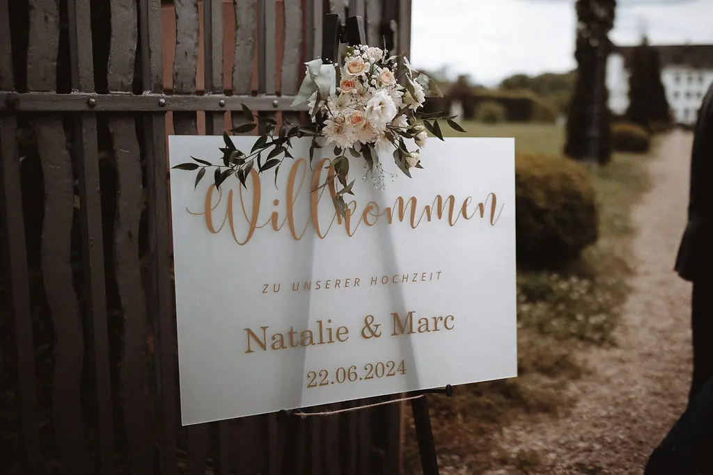 Willkommensschild mit Blumen Schloss Walkershofen