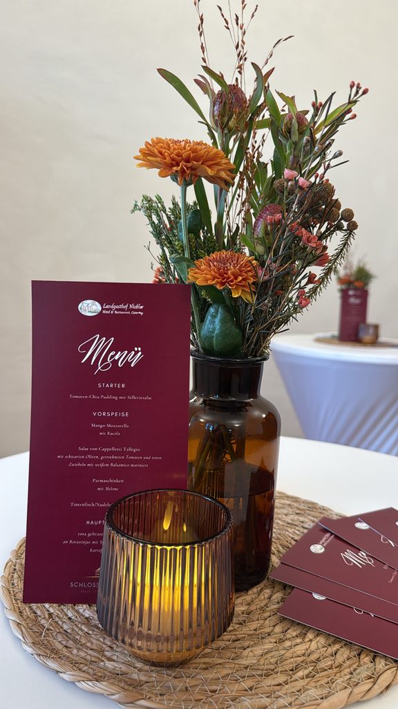 Herbstliche Hochzeitsfloristik mit orangefarbenen Blüten und natürlichen Dekorationselementen